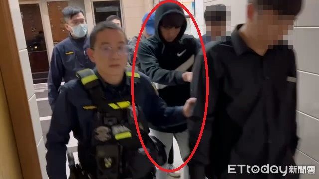 曾傳昇涉賭被逮畫面曝！連帽外套遮臉　低頭緊貼賭客怕被認出 | ETtoday社會新聞 | ETtoday新聞雲