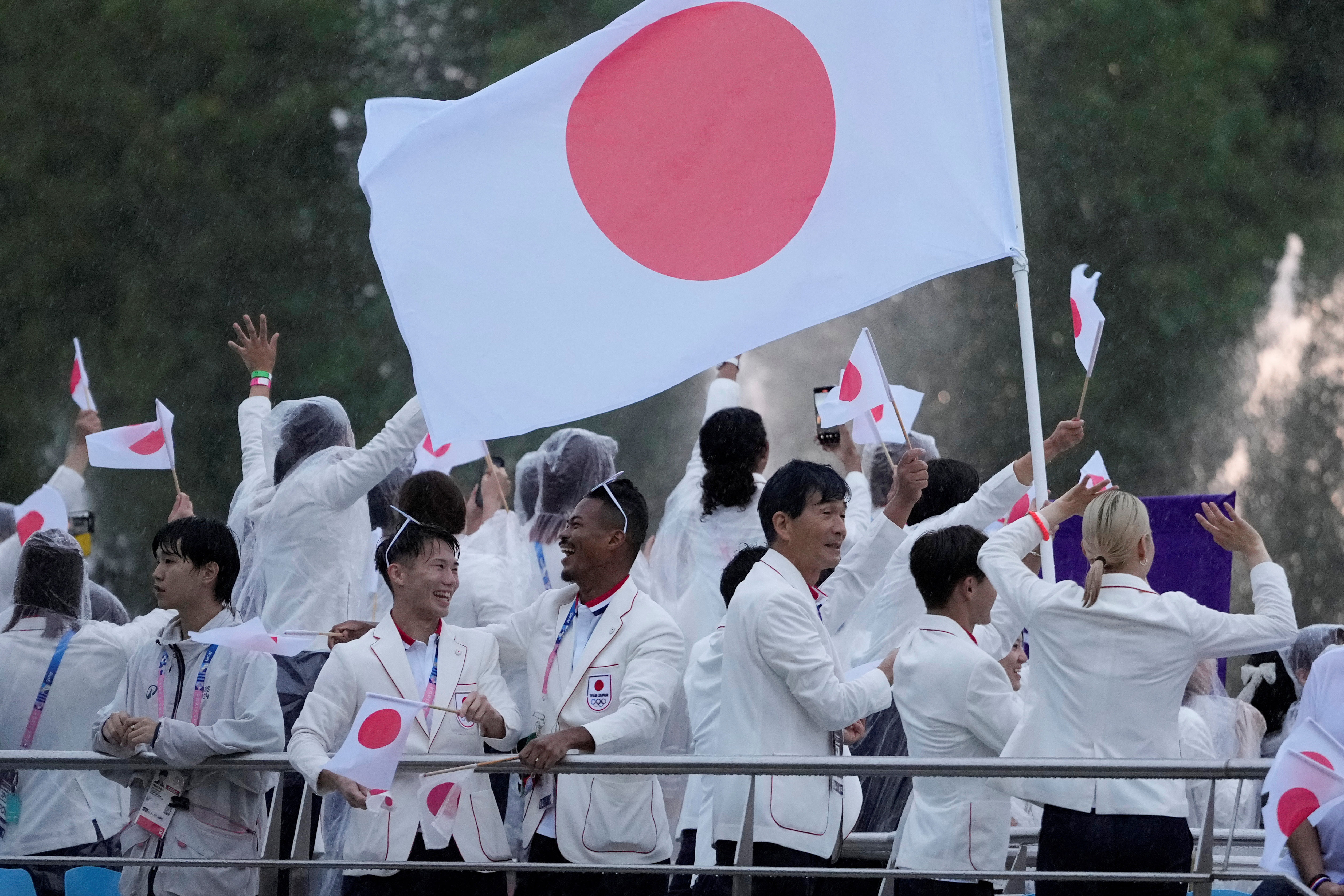 ▲▼ 巴黎奧運開幕式日本隊進場。（圖／路透）