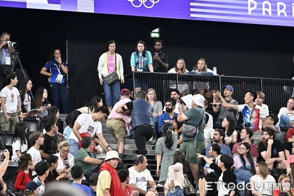 ▲台灣球迷自製「台灣加油」標語，卻在奧運賽場遭中國球迷強走引發衝突。（圖／記者杜奕君攝）