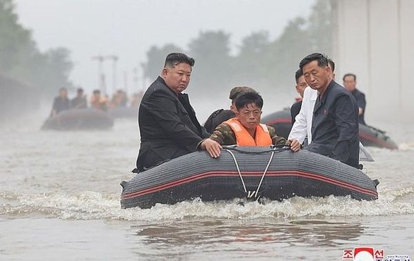 金正恩拚了！划汽艇乘風破浪險撞樹　「相撲級體重」一人抵三人