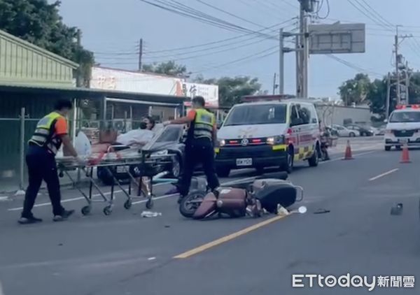 ▲虎尾中正國小前發生乘電動輔助自行車與機車碰撞事故，2名騎士雙雙倒地送醫。（圖／民眾提供）