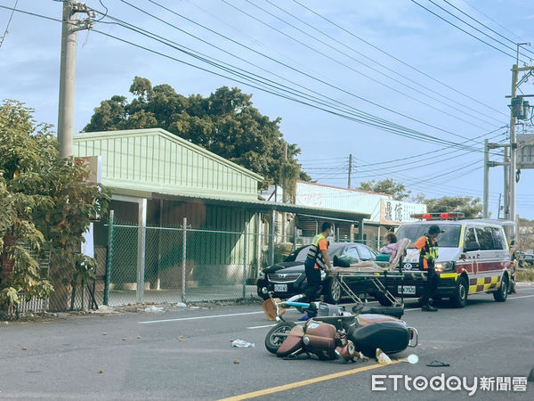 ▲虎尾中正國小前發生乘電動輔助自行車與機車碰撞事故，2名騎士雙雙倒地送醫。（圖／民眾提供）