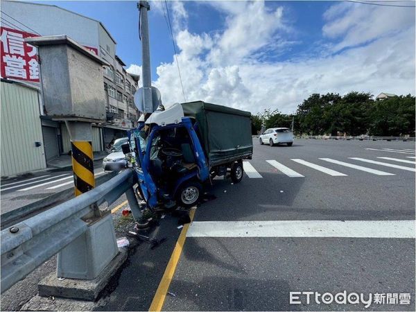 ▲自小貨車駕駛酒駕自撞中央分割島             。（圖／記者陳崑福翻攝）