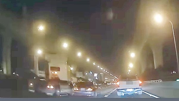 ▲國一內壢交流道附近昨晚發生曳引車疑似與小客車爭道。（圖／翻攝自臉書《內壢大小事》）