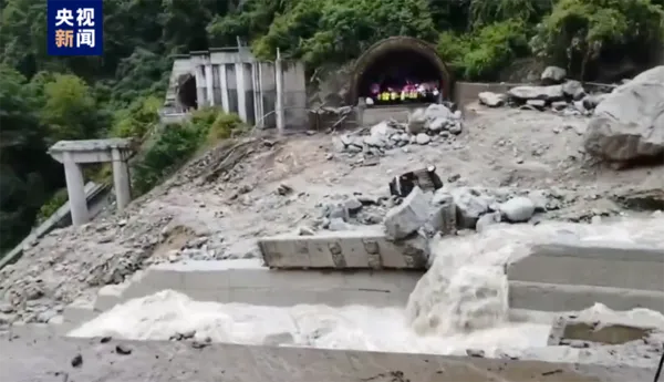 ▲▼中國大陸雅康高速公路3日傳出被土石流沖垮，導致至少3輛車墜落。（圖／翻攝CCTV）