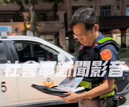 ▲▼2名男子噴漆撒冥紙1個小時後被攔，還嗆辯「我犯什麼罪」，警方表示不配合就拘提。（圖／翻自社會事新聞影音，下同）