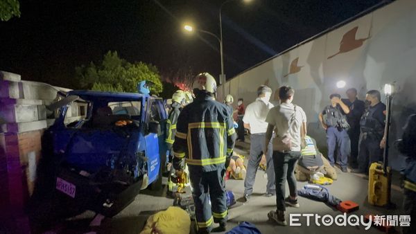 ▲▼遶境貨車北市社子島士林島頭公園自撞，12人輕重傷。（圖／記者黃彥傑攝）