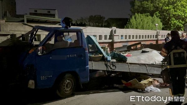 ▲▼遶境貨車北市社子島士林島頭公園自撞，12人輕重傷。（圖／記者黃彥傑攝）