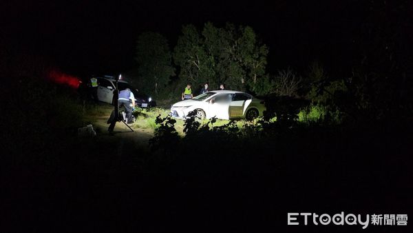 ▲▼苗栗通霄海邊一輛汽車未熄火，車內3人輕生亡。（圖／記者楊永盛翻攝）