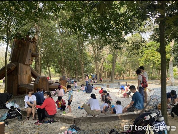 ▲台南山上花園水道博物館親子沙坑旁的巨型木偶拉米，因戶外天候嚴苛，導致木質結構嚴重毀損，加上連月來大雨，木偶出現多處凹陷已造成危險，經評估將拆除，創館元老即將走入歷史令人不捨。（圖／記者林東良翻攝，下同）