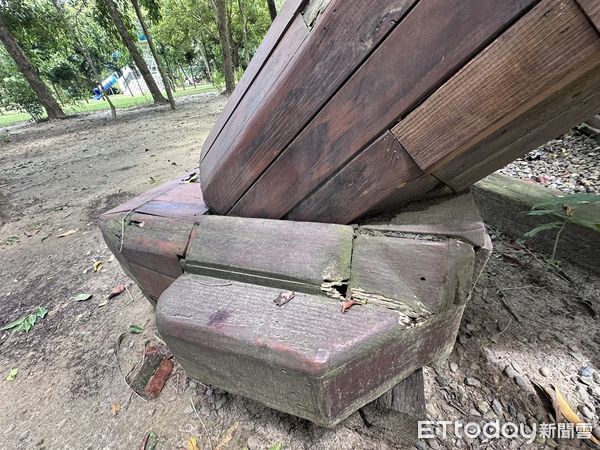 ▲台南山上花園水道博物館親子沙坑旁的巨型木偶拉米，因戶外天候嚴苛，導致木質結構嚴重毀損，加上連月來大雨，木偶出現多處凹陷已造成危險，經評估將拆除，創館元老即將走入歷史令人不捨。（圖／記者林東良翻攝，下同）