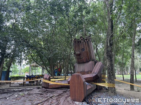 ▲台南山上花園水道博物館親子沙坑旁的巨型木偶拉米，因戶外天候嚴苛，導致木質結構嚴重毀損，加上連月來大雨，木偶出現多處凹陷已造成危險，經評估將拆除，創館元老即將走入歷史令人不捨。（圖／記者林東良翻攝，下同）