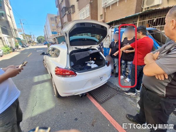 ▲吳姓男子透過在蝦皮網站網購客製化車牌後，懸掛在自小客使用，被一分局警方查獲，除扣車外，並起獲新毒品俗稱殭屍菸彈（依托咪酯）電子菸彈。（圖／記者林東良翻攝，下同）