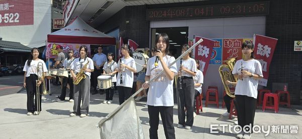 ▲▼  嘉義女中校太陽志工隊攜手該校管樂旗隊響應捐血活動  。（圖／記者翁伊森攝）