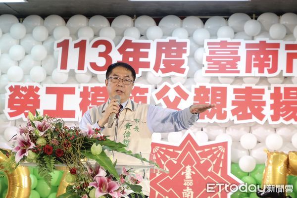 ▲台南市勞工局4日於善化啤酒廠二樓大禮堂舉辦2024年勞工模範父親表揚，台南市長黃偉哲親自頒發獎牌、獎金給當選的勞工模範父親。（圖／記者林東良翻攝，下同）