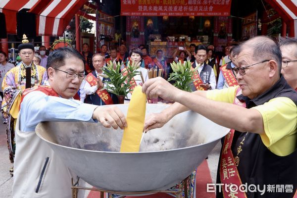 ▲台南市民政局4日於下營上帝廟舉行「普渡集中辦、紙錢集中燒」記者會，結合凱米風災祈福消災法會，由市長黃偉哲出席擔任主祭官。（圖／記者林東良翻攝，下同）