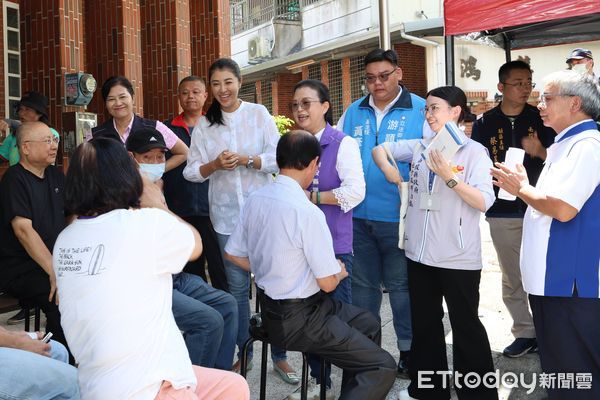 ▲竹山鎮鴻囍別墅社區道路塌陷成災，南投縣長許淑華再度會勘搶險進度，並發放慰問金。（圖／南投縣政府提供）