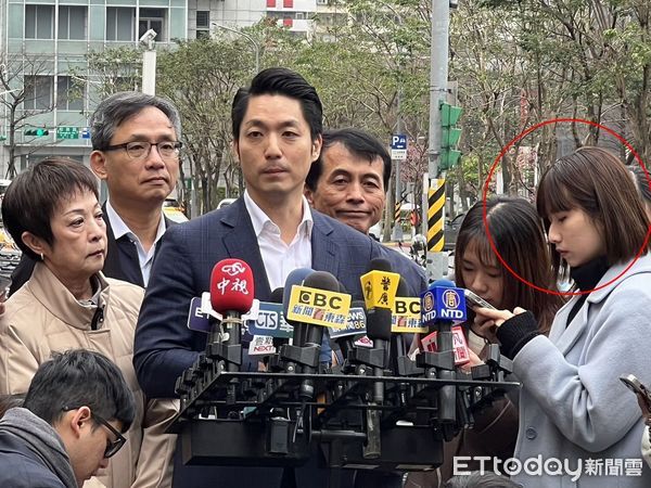 ▲▼台北市長蔣萬安出席「北市減碳綠運輸 騎YouBike前30分鐘免費」記者會時，台北市新任副發言人葉向媛在旁採訪。（圖／記者陳家豪攝）