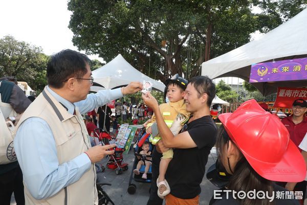 ▲消防局4日舉辦「暑期兒童防火小尖兵體驗營」活動，其中攀樹體驗除讓學童認識繩索技術及學習如何運用身體協調性，更可以藉由攀樹模擬消防人員搶救的過程，同時親近大自然。（圖／記者林東良翻攝，下同）