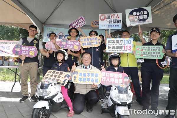 ▲消防局4日舉辦「暑期兒童防火小尖兵體驗營」活動，其中攀樹體驗除讓學童認識繩索技術及學習如何運用身體協調性，更可以藉由攀樹模擬消防人員搶救的過程，同時親近大自然。（圖／記者林東良翻攝，下同）