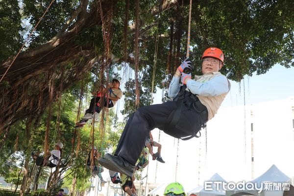 ▲消防局4日舉辦「暑期兒童防火小尖兵體驗營」活動，其中攀樹體驗除讓學童認識繩索技術及學習如何運用身體協調性，更可以藉由攀樹模擬消防人員搶救的過程，同時親近大自然。（圖／記者林東良翻攝，下同）