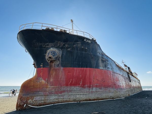 ▲▼擱淺在台南黃金海岸的蘇菲亞號。（圖／台南旅遊臉書專頁授權提供）