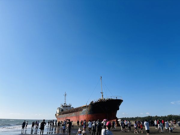 ▲▼擱淺在台南黃金海岸的蘇菲亞號。（圖／台南旅遊臉書專頁授權提供）