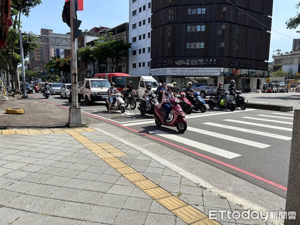 ▲烈日,高溫,夏天,太陽,中暑。（圖／記者游瓊華攝）