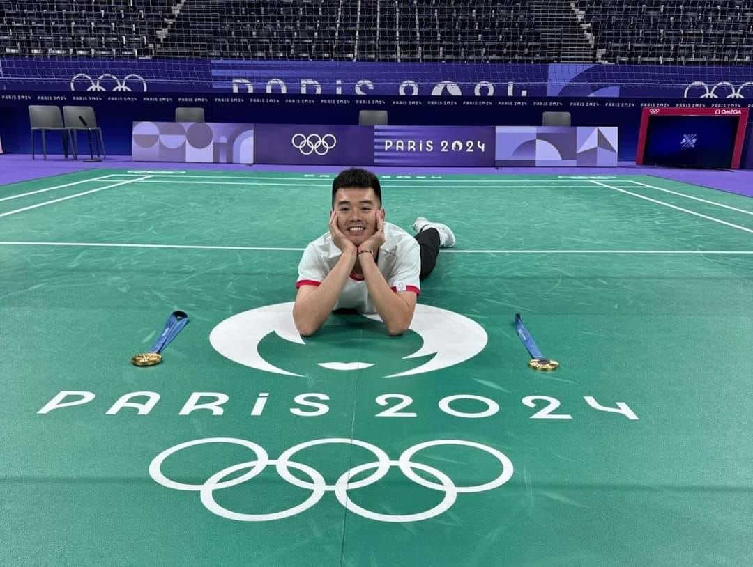 ▲▼ 王齊麟趴在奧運羽球場地。（圖／截自王齊麟臉書粉絲團）