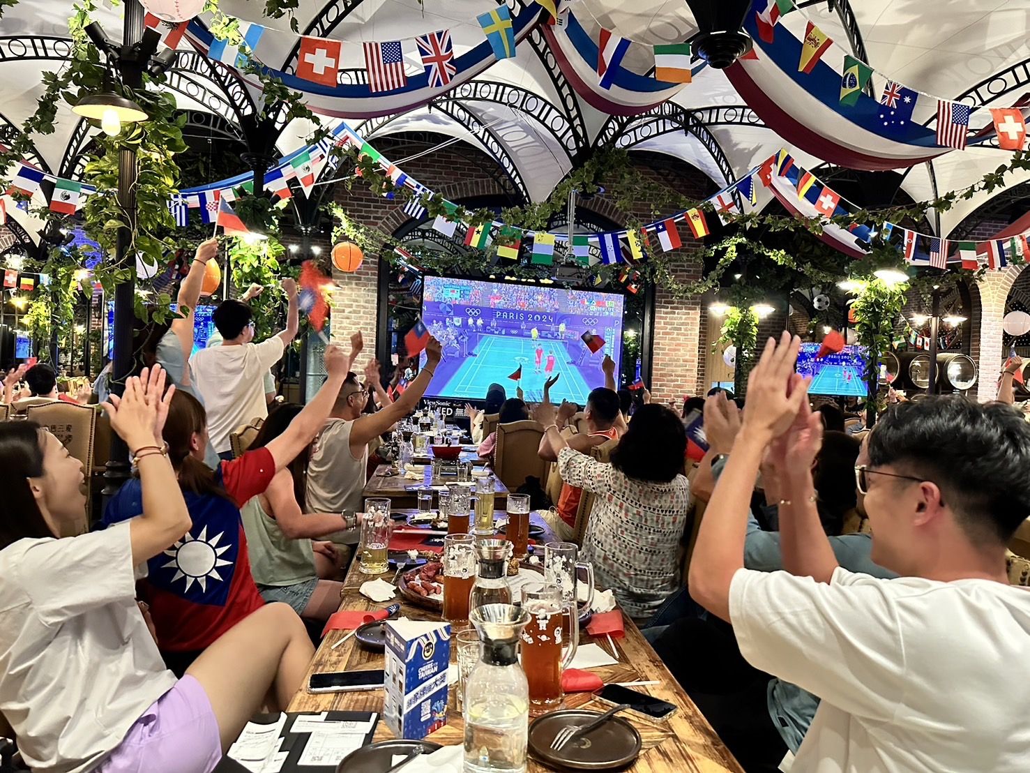 ▲業者祭台灣奧運奪牌優惠。（圖／記者蔡惠如攝）