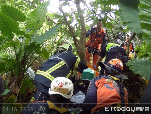 ▲▼  警消利嫆繩索救援           。（圖／記者戴上容翻攝）