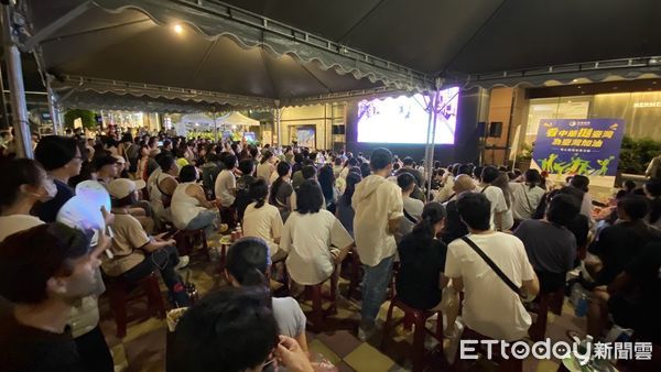 ▲上屆東京奧運男雙羽球冠軍組合李洋、王齊麟，4日晚上再度挑戰巴黎奧運金牌，台南市長黃偉哲與民眾一起看轉播為麟洋配加油。（圖／記者林東良翻攝，下同）