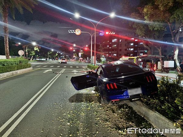 ▲▼高雄「野馬」撞電桿半毀。（圖／記者吳奕靖翻攝）