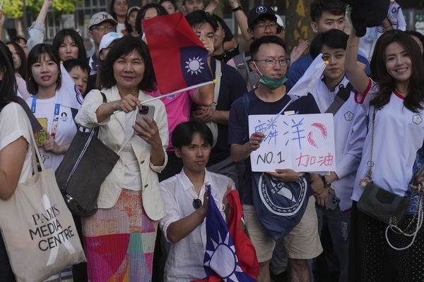 ▲▼台灣球迷到比賽現場力挺李洋、王齊麟。（圖／達志影像／美聯社）