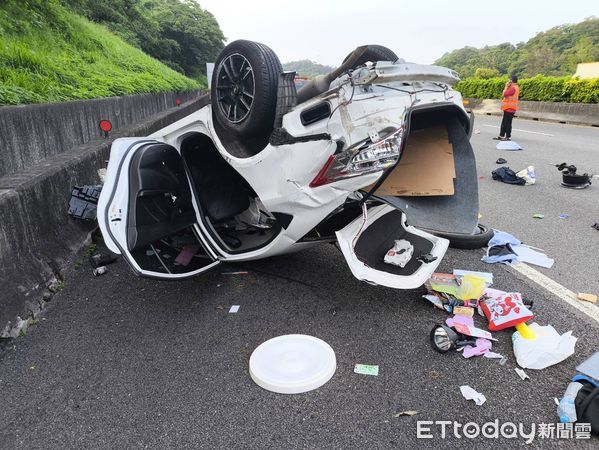 ▲國道1號北上121公里今清晨發生碰撞事故，1名男子抛飛車道送醫。（圖／記者楊永盛翻攝）