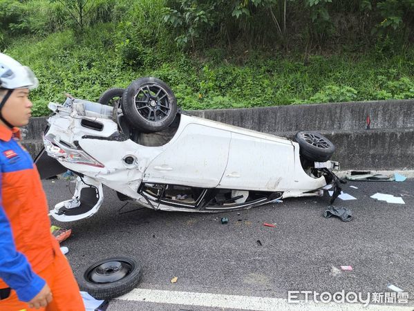 ▲國道1號北上121公里今清晨發生碰撞事故，1名男子抛飛車道送醫。（圖／記者楊永盛翻攝）