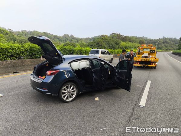 ▲國道1號北上121公里今清晨發生碰撞事故，1名男子抛飛車道送醫。（圖／記者楊永盛翻攝）