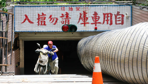 日安地球大樓積水抽出後，住戶陸續將汽、機車從地下室運出。（圖／報系資料照）