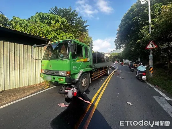 ▲新北五股車禍，20歲騎士遭大貨車輾過。（圖／記者陳以昇翻攝，下同）