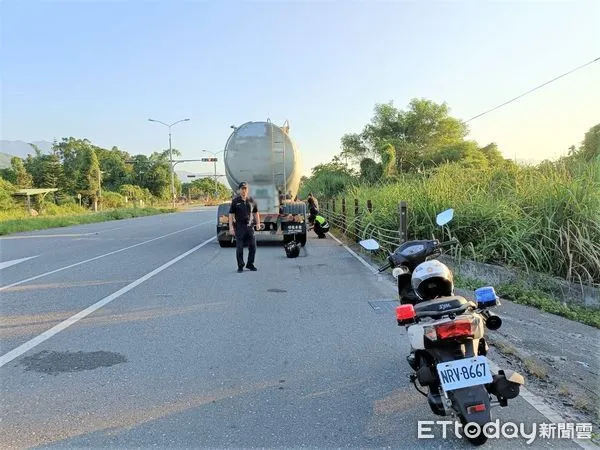 ▲▼花蓮台9線全裸男屍，疑似遭槽車輾過，破頭慘死。（圖／民眾提供）