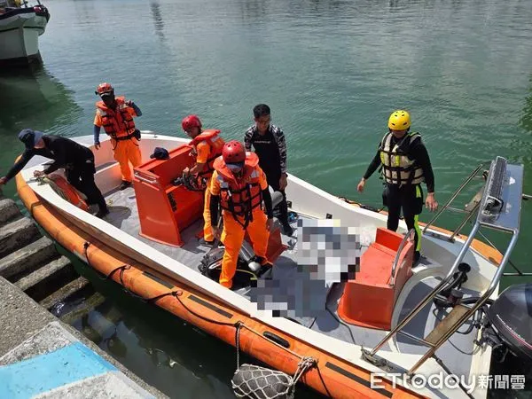 ▲▼       淡水漁人碼頭男子墜海，警消人員搜尋一夜，今早9時48分尋獲男子遺體      。（圖／記者陳以昇翻攝）