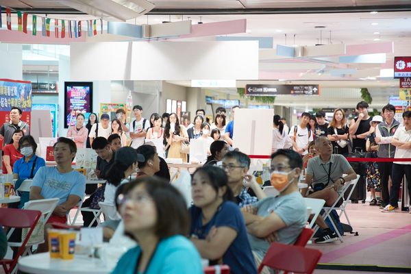 破百粉絲齊聚東森廣場台北車站應援中華健兒（圖／東森購物提供）