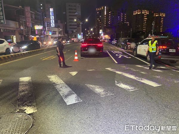 ▲蔡姓男子駕駛保時捷休旅車於7月20日晚上在台南東區富農街口左轉東門路時，撞上正走過行人穿越道的成大助理謝姓女子，導致謝女傷重不治。（圖／民眾提供，下同）