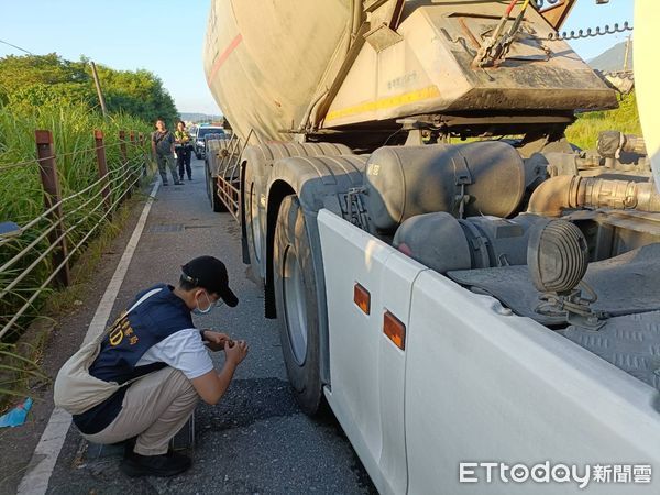 ▲▼             台9線一名裸身男子遭槽車撞上身亡。（圖／記者柯政誟翻攝，下同）