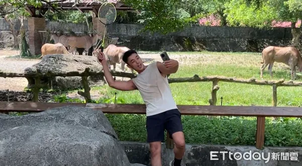 ▲慶祝麟洋配2連霸摘金！北市動物園「幫羚羊加菜」民眾拿球拍合照（圖／台北市立動物園提供，請勿隨意翻拍，以免侵權。）