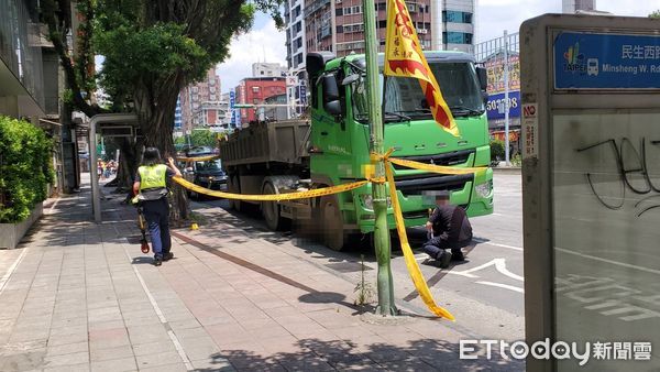 ▲▼             北市承德路二段砂石車輾斃單車女騎士。（圖／記者黃彥傑攝，下同）