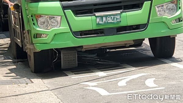 ▲▼             北市承德路二段砂石車輾斃單車女騎士。（圖／記者黃彥傑攝，下同）