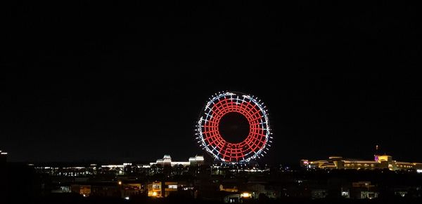 ▲天空之夢摩天輪點亮台灣代表隊梅花徽章圖案，替選手們加油。（圖／麗寶樂園渡假區提供）