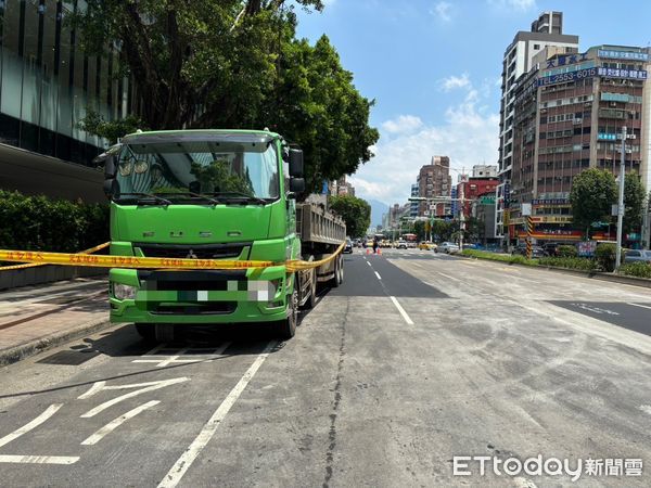 ▲北市承德路二段1輛砂石車輾斃單車女騎士。。（圖／記者張君豪翻攝）