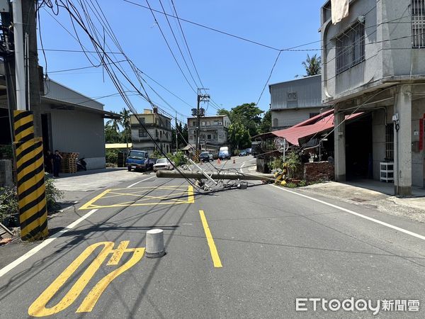 ▲▼送貨送到精神不濟！高雄小貨車路中自撞　「整根電桿」倒下躺地。（圖／記者賴文萱翻攝）